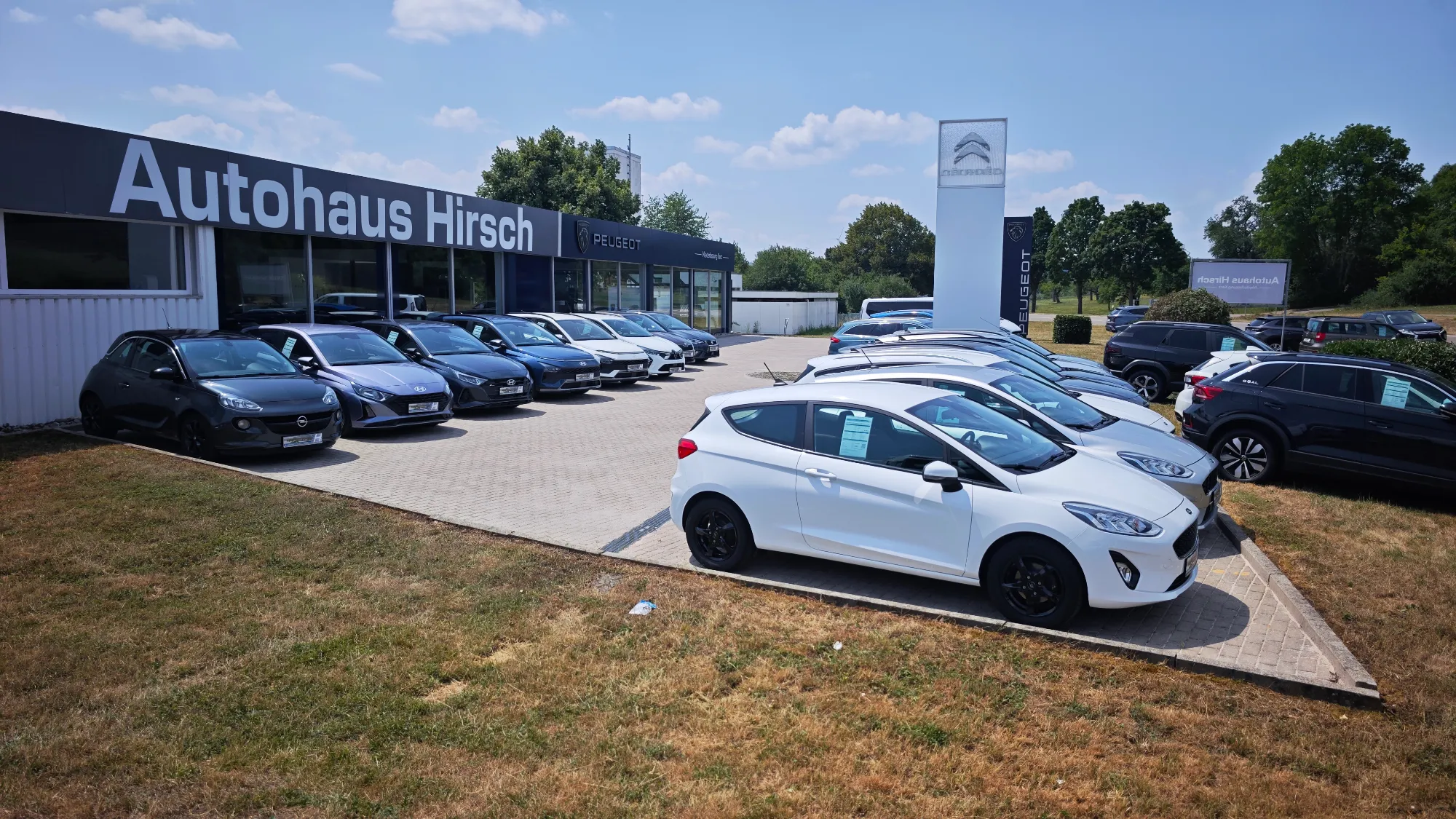 Außenansicht des Autohaus Hirsch im Steinbeisweg 42 in Schwäbisch Hall mit Fahrzeugen auf dem Ausstellungsplatz